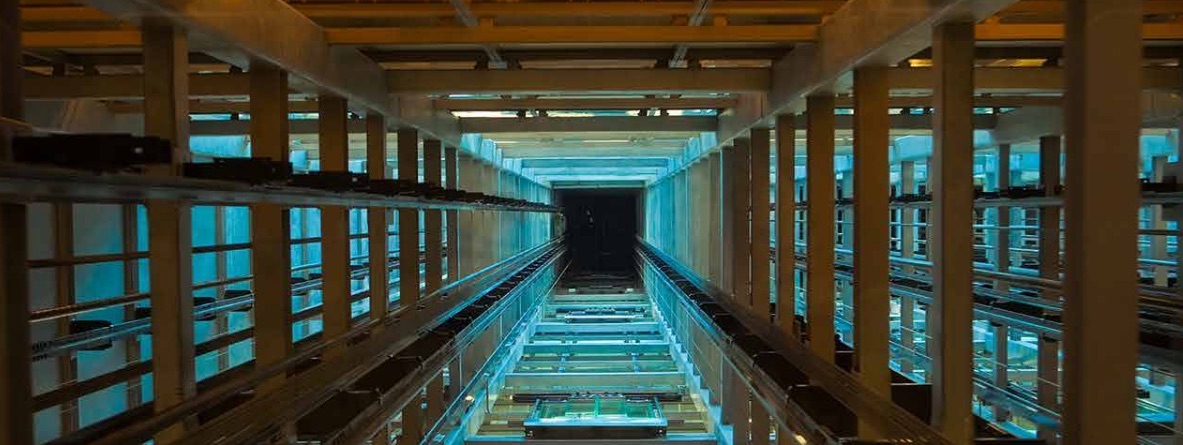 Vista interna do poço de um elevador